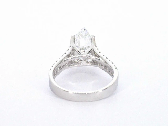 Witgouden ring met diamanten en een druppelvorm briljant geslepen diamant van 4.00 carat - afbeelding 8 van  10