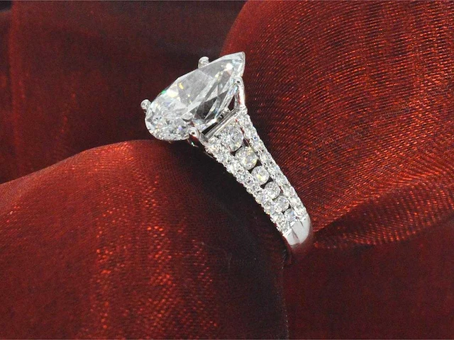 Witgouden ring met diamanten en een druppelvorm briljant geslepen diamant van 4.00 carat - afbeelding 9 van  10