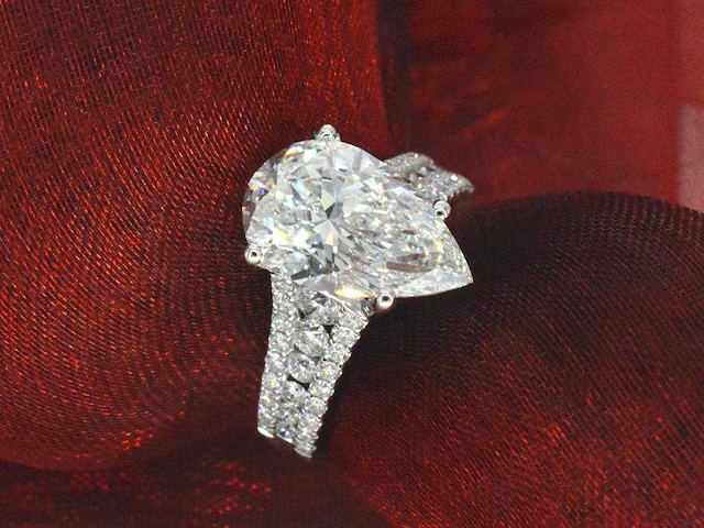 Witgouden ring met diamanten en een druppelvorm briljant geslepen diamant van 4.00 carat - afbeelding 10 van  10