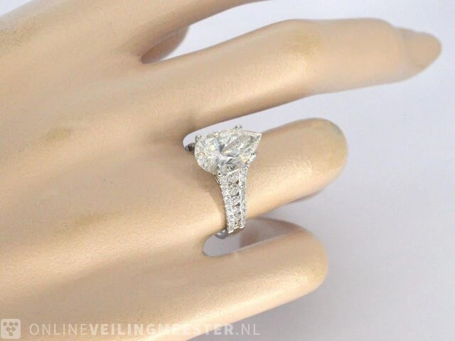 Witgouden ring met diamanten en een druppelvorm briljant geslepen diamant van 4.00 carat - afbeelding 3 van  10