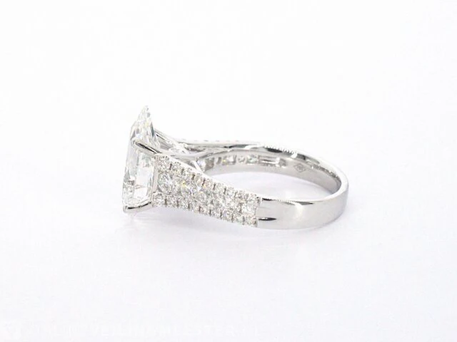 Witgouden ring met diamanten en een druppelvorm briljant geslepen diamant van 4.00 carat - afbeelding 6 van  10