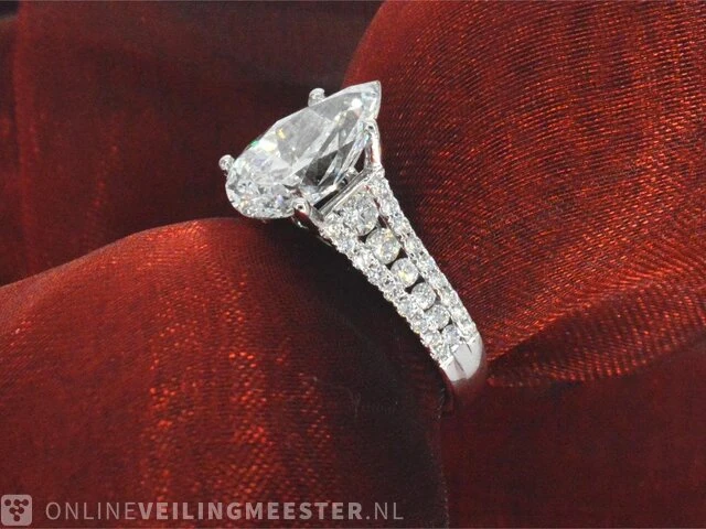 Witgouden ring met diamanten en een druppelvorm briljant geslepen diamant van 4.00 carat - afbeelding 8 van  10