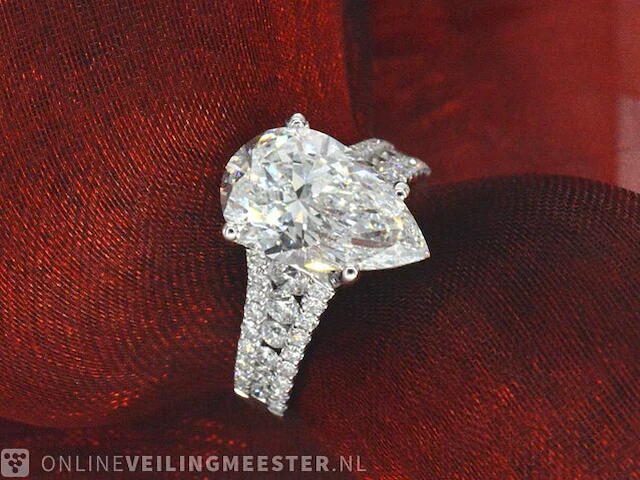 Witgouden ring met diamanten en een druppelvorm briljant geslepen diamant van 4.00 carat - afbeelding 9 van  10
