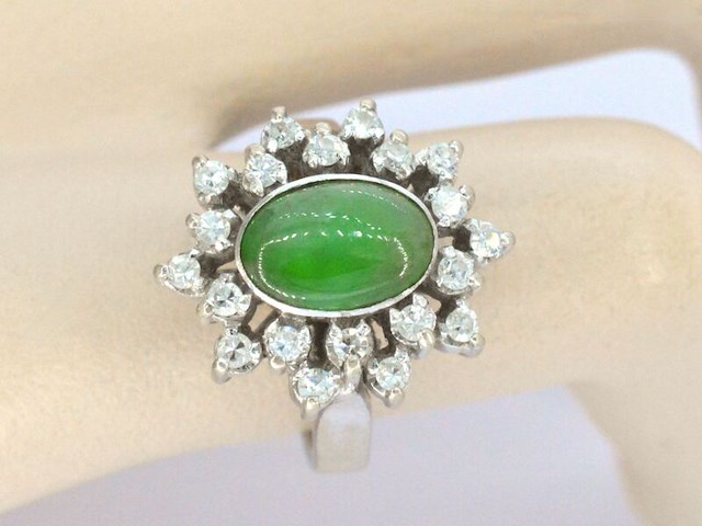 Witgouden ring met diamanten en een groene edelsteen - afbeelding 4 van  11