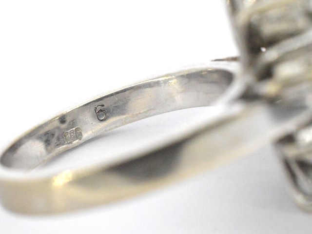 Witgouden ring met diamanten en een groene edelsteen - afbeelding 11 van  11