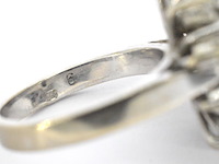 Witgouden ring met diamanten en een groene edelsteen - afbeelding 11 van  11