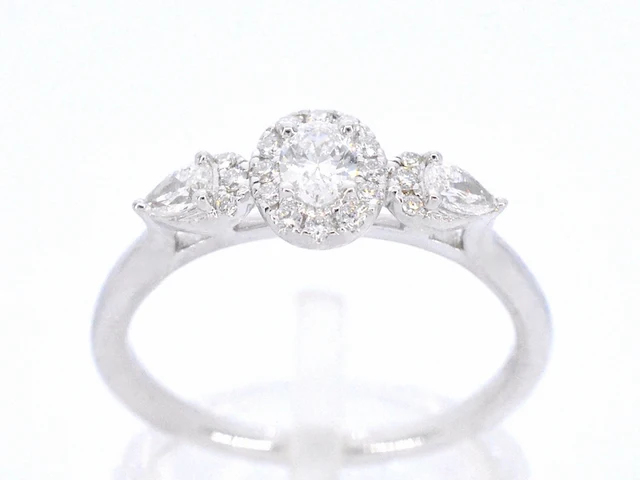 Witgouden ring met diamanten en een oval cut diamant - afbeelding 1 van  11