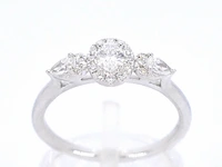 Witgouden ring met diamanten en een oval cut diamant - afbeelding 1 van  11