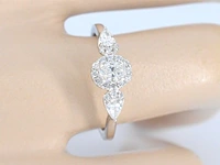 Witgouden ring met diamanten en een oval cut diamant - afbeelding 4 van  11