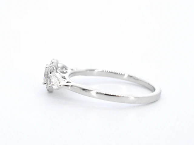 Witgouden ring met diamanten en een oval cut diamant - afbeelding 7 van  11