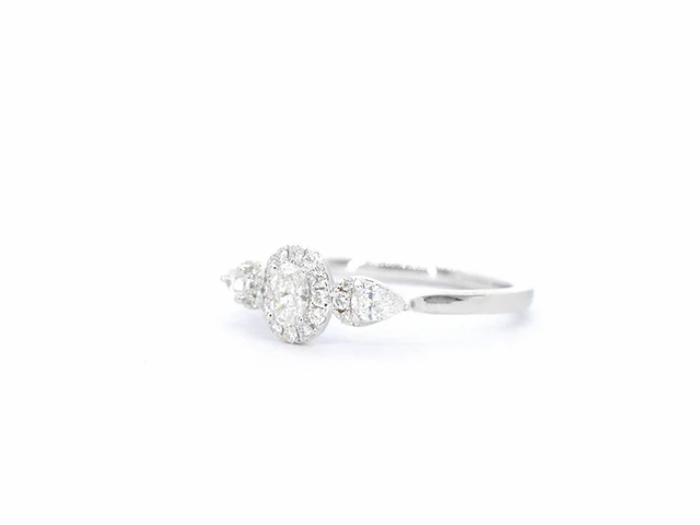 Witgouden ring met diamanten en een oval cut diamant - afbeelding 10 van  11