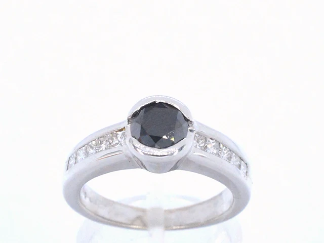 Witgouden ring met diamanten en een zwarte diamant - afbeelding 1 van  10
