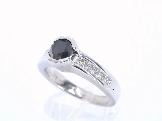 Witgouden ring met diamanten en een zwarte diamant - afbeelding 4 van  10
