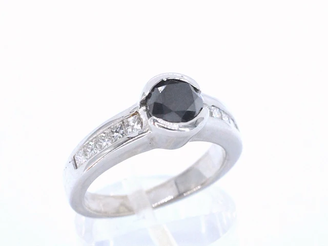 Witgouden ring met diamanten en een zwarte diamant - afbeelding 5 van  10