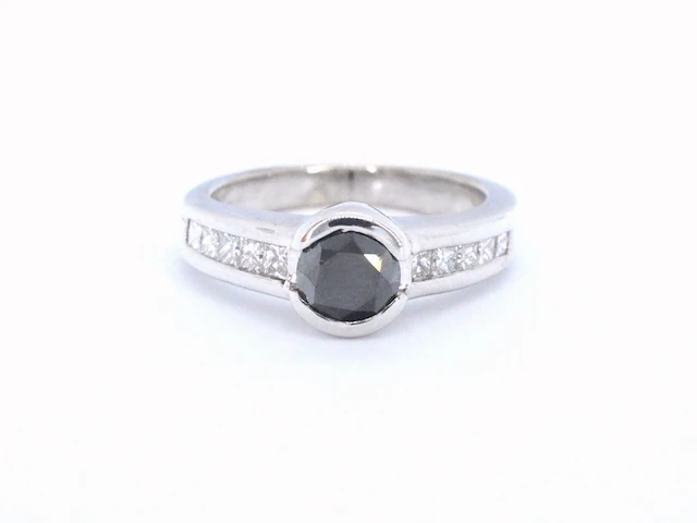 Witgouden ring met diamanten en een zwarte diamant - afbeelding 7 van  10