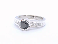 Witgouden ring met diamanten en een zwarte diamant - afbeelding 9 van  10