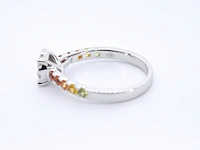 Witgouden ring met diamanten en multicolour saffieren - afbeelding 11 van  11