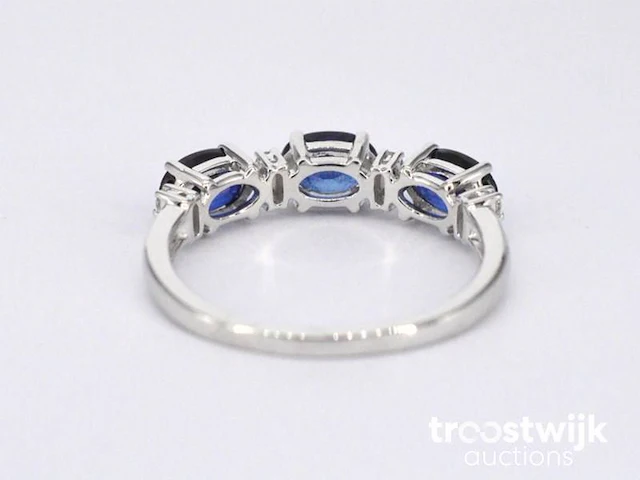 Witgouden ring met diamanten en saffier - afbeelding 7 van  9