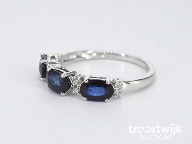 Witgouden ring met diamanten en saffier - afbeelding 8 van  9