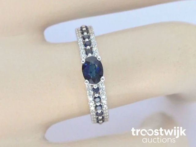 Witgouden ring met diamanten en saffieren - afbeelding 2 van  9