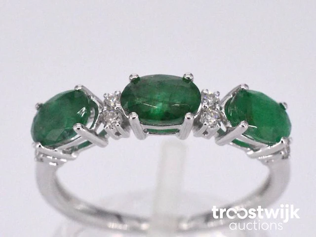 Witgouden ring met diamanten en smaragd - afbeelding 1 van  10
