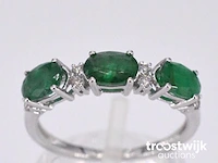 Witgouden ring met diamanten en smaragd - afbeelding 1 van  10