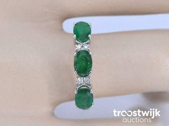 Witgouden ring met diamanten en smaragd - afbeelding 3 van  10