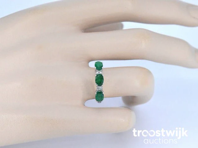 Witgouden ring met diamanten en smaragd - afbeelding 4 van  10