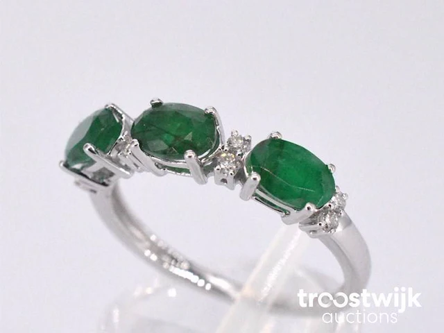 Witgouden ring met diamanten en smaragd - afbeelding 5 van  10