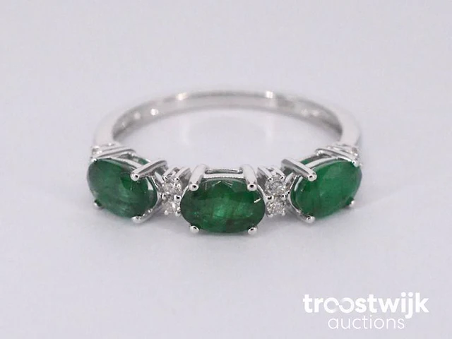 Witgouden ring met diamanten en smaragd - afbeelding 7 van  10