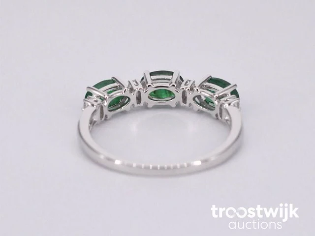 Witgouden ring met diamanten en smaragd - afbeelding 8 van  10