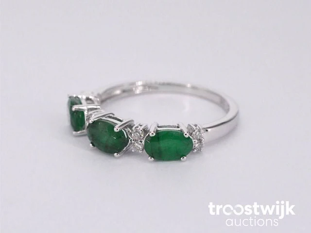 Witgouden ring met diamanten en smaragd - afbeelding 9 van  10