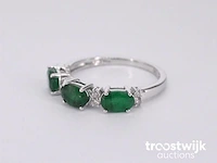 Witgouden ring met diamanten en smaragd - afbeelding 9 van  10