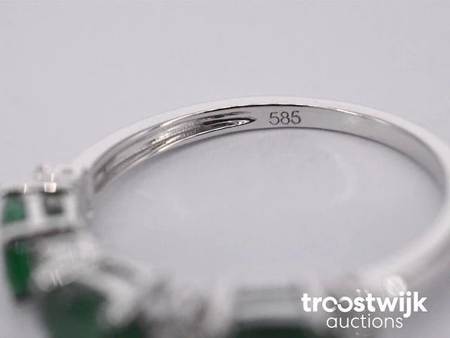 Witgouden ring met diamanten en smaragd - afbeelding 10 van  10