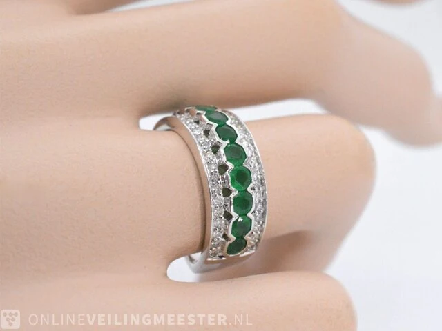 Witgouden ring met diamanten en smaragd - afbeelding 2 van  7