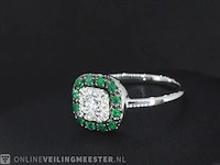 Witgouden ring met diamanten en smaragd - afbeelding 1 van  6