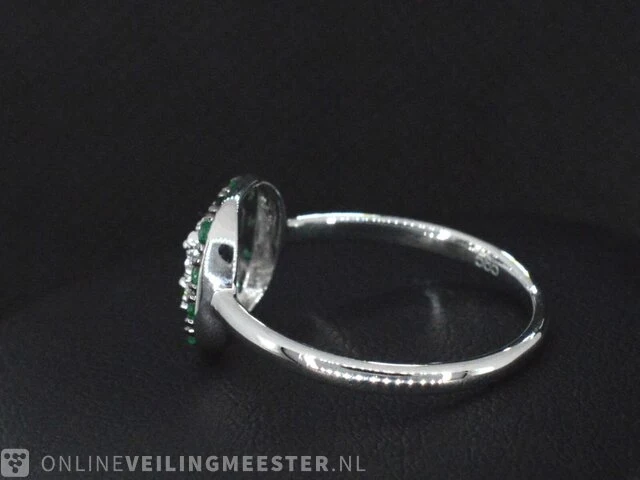 Witgouden ring met diamanten en smaragd - afbeelding 2 van  6