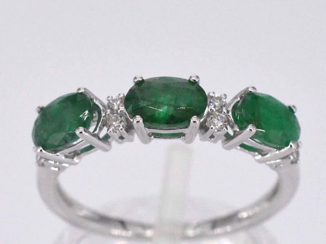 Witgouden ring met diamanten en smaragd - afbeelding 1 van  11
