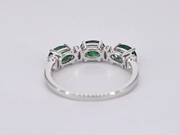 Witgouden ring met diamanten en smaragd - afbeelding 9 van  11