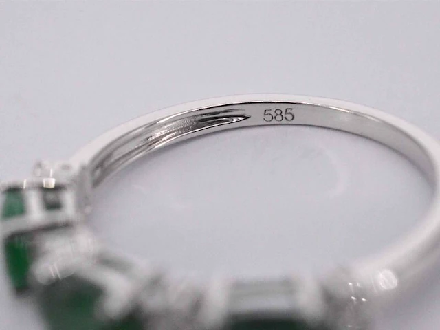 Witgouden ring met diamanten en smaragd - afbeelding 9 van  11