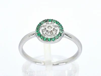 Witgouden ring met diamanten en smaragden - afbeelding 1 van  9