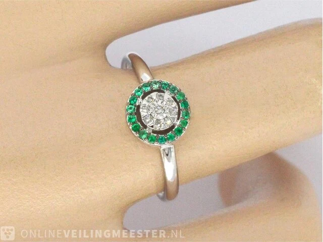 Witgouden ring met diamanten en smaragden - afbeelding 3 van  9
