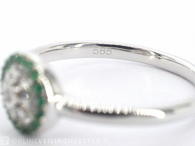 Witgouden ring met diamanten en smaragden - afbeelding 9 van  9