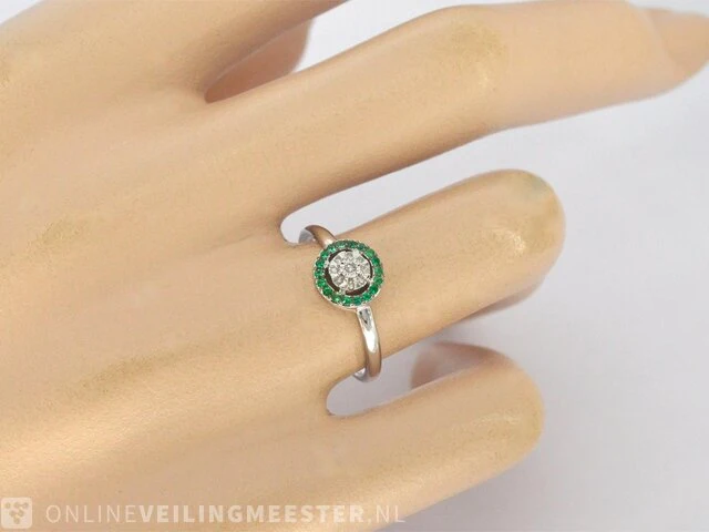 Witgouden ring met diamanten en smaragden - afbeelding 5 van  8