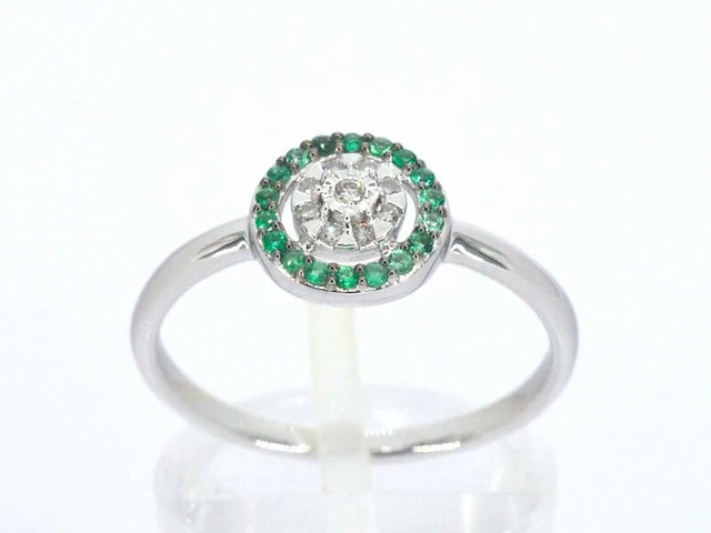 Witgouden ring met diamanten en smaragden - afbeelding 1 van  10