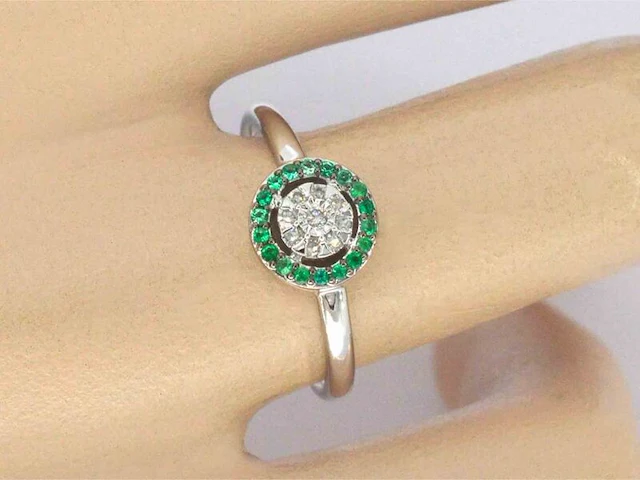Witgouden ring met diamanten en smaragden - afbeelding 2 van  10