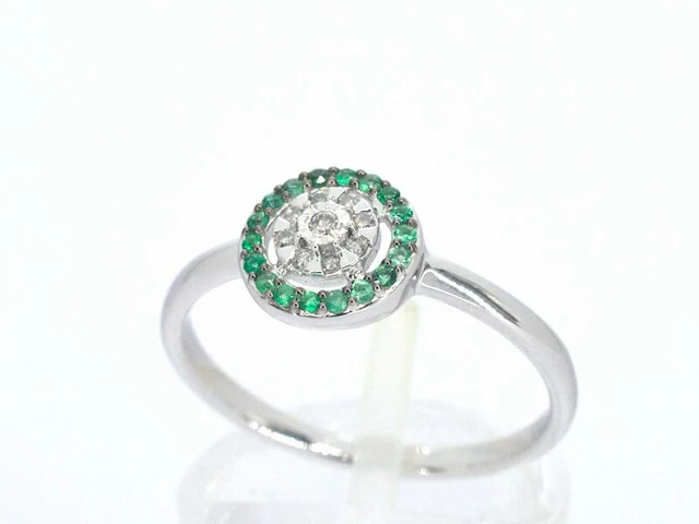 Witgouden ring met diamanten en smaragden - afbeelding 3 van  10