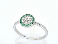 Witgouden ring met diamanten en smaragden - afbeelding 3 van  10
