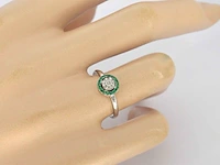 Witgouden ring met diamanten en smaragden - afbeelding 5 van  10