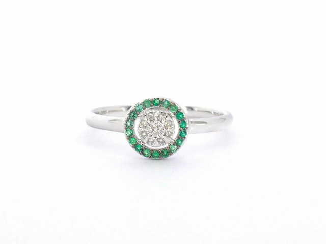 Witgouden ring met diamanten en smaragden - afbeelding 6 van  10